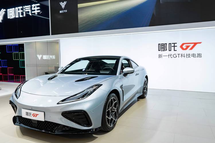 深圳303哪吒汽车在智能汽车领域的表现，领途汽车在新能源汽车市场中的影响力